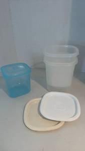 lot 1516 image: Plastic food storage containers