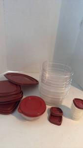 lot 1517 image: Rubbermaid food storage containers