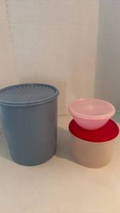 lot 1518 image: Tupperware food storage containers
