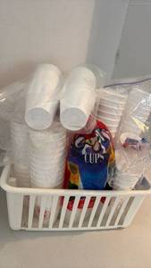 lot 1521 image: Disposable cups in Storage Basket