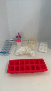 lot 1527 image: Ice Cube Tray and Popsicle Mold Set