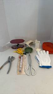 lot 1528 image: Mixed Kitchen Utensils and Food Preparation Tools Lot