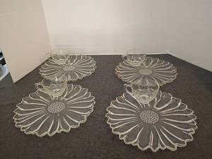 lot 1554 image: Daisy 8pcs TV Set.  4 Cups and 4 Plates