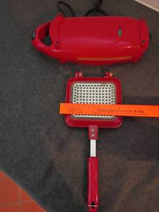 lot 1568 image: Red Copper 5 Minute Chef and Square Skillet