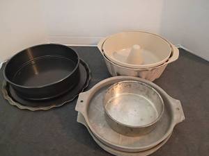 lot 1569 image: Various Cake Pans