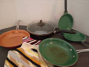 lot 1571 image: 11in., 10in. And 7in. Skillets. One with Lid plus Hot Pads