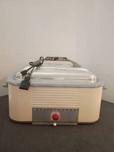 lot 1573 image: Westinghouse Roasting Pan