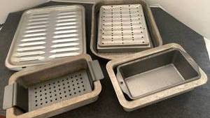 lot 1578 image: Roasting pans and loaf pans