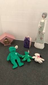 lot 1588 image: Beanie Babies and home decor