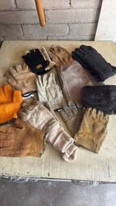 lot 4118 image: Gloves