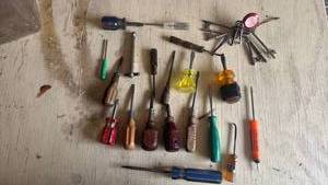 lot 4121 image: Mini Hand Tools and Screwdrivers