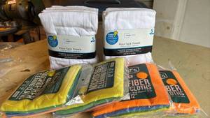 lot 4151 image: Microfiber cloths, Flour Sack Towels and Storage Box