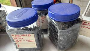 lot 4207 image: Flathead Screws qty 3