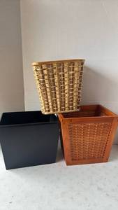 lot 4238 image: Small waste baskets