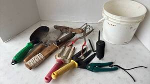 lot 4243 image: Gardening Tools