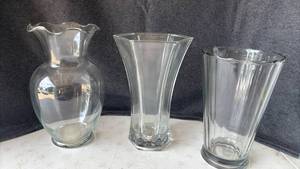 lot 4251 image: Three Large Glass Vases tallest is 11 inches