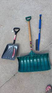 lot 4339 image: Shovels and Ice Scraper Brush