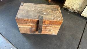 lot 4413 image: Box and all contents inside