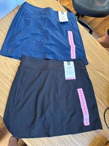 lot 555 image: 2 pack Size small Members Mark Stretch Skorts