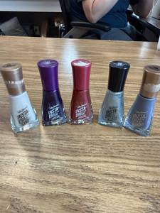 lot 599 image: 5 pack of Sally Hansen nail polish