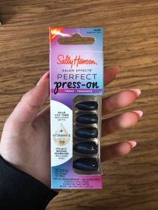 lot 634 image: Sally Hansen Salon Effects Press-On Nails, Swoop There It Is