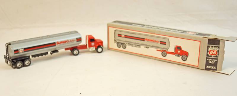 lot 6255 image: ERTL Collectible JMT Die Cast Metal Replica Phillips 66 Super Clean International Cab with Tanker w original box