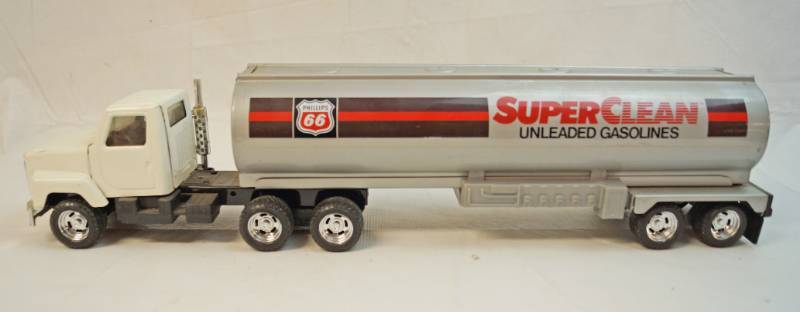 lot 6267 image: Collectible- Die Cast Phillips 66 Super Clean Gasoline- Tanker replica 164th scale