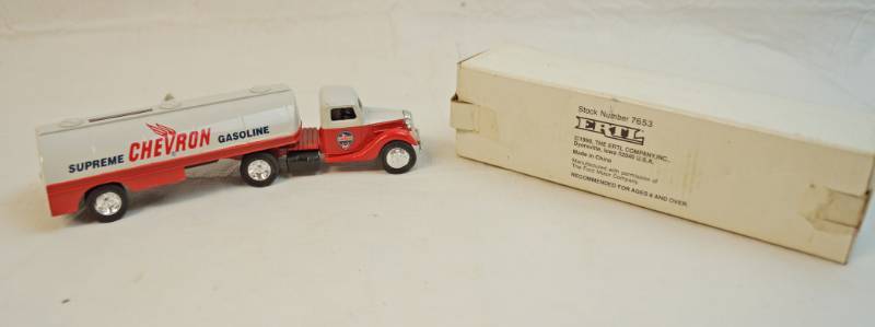 lot 6272 image: ERTL Collectible-Chevron tanker- Die Cast semi truck model-locking coin bank with key-stock No 7653 -in original box-1990