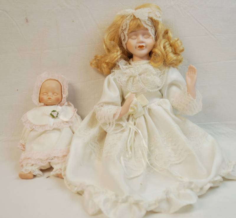 lot 6279 image: Two sleeping porcelain dolls-Mom and baby-So sweet See pics for markings on the neck.