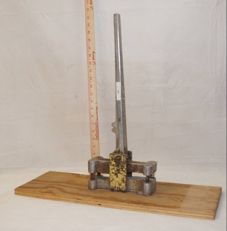 lot 5006 image: GREENLEE No. 1810 Aluminum Little Kicker 12 EMT Conduit Offset Bender