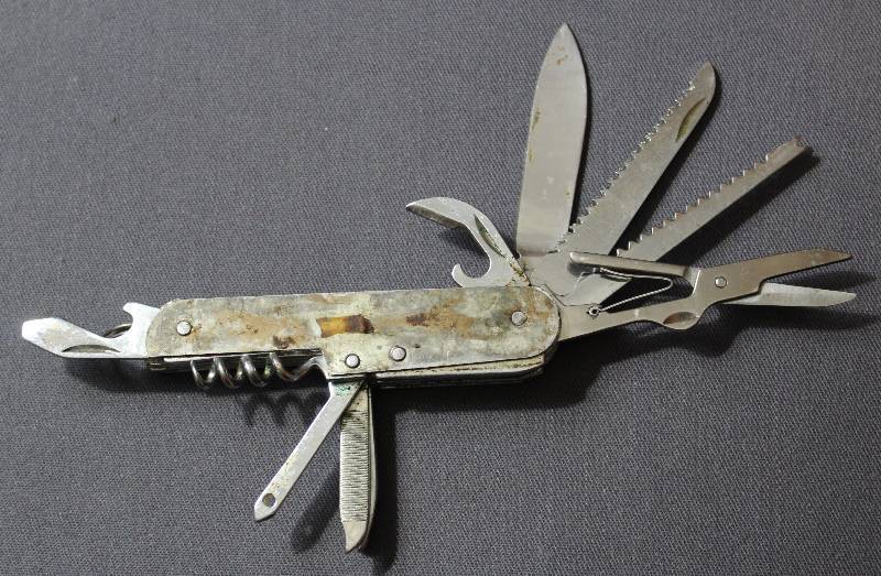 lot 9075 image: 3.5 Camping Folding Pocket Knife with key ring.