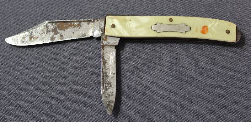 lot 9096 image: Vintage 3.5 White Folding Multi-Blade Pocket Knife.