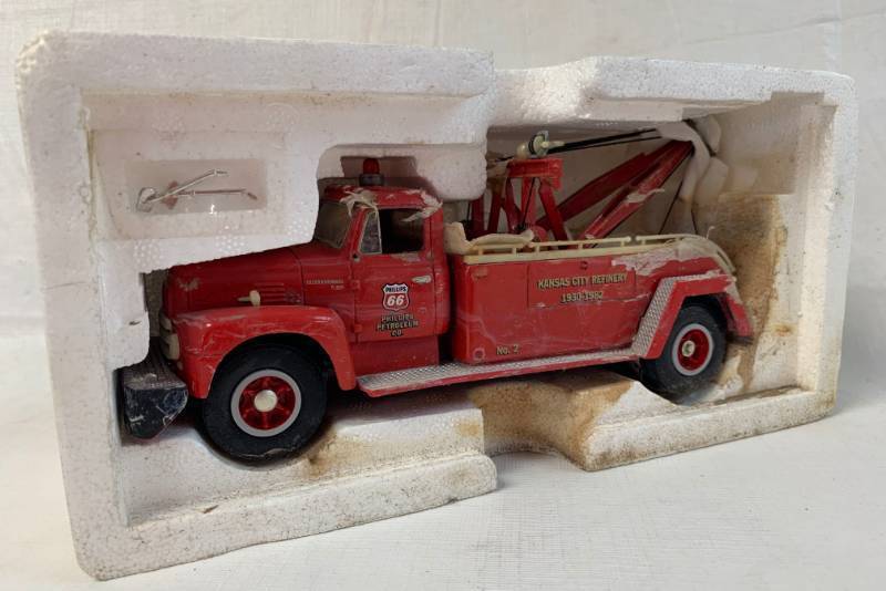 lot 8041 image: Phillips 66 - Kansas City Refinery 1930-1982 - International R 200 Series Truck Bank
