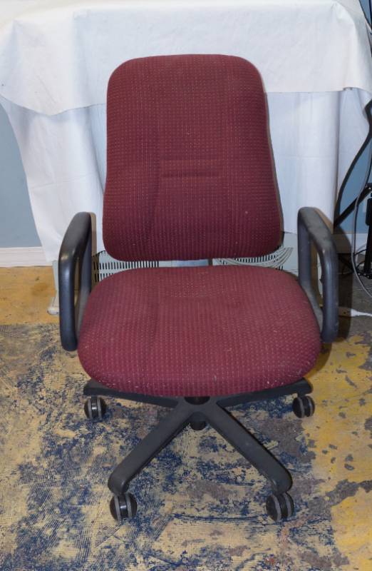 lot 5044 image: Mauve cloth rolling office chair -black plastic arms and base-see pics for exact size