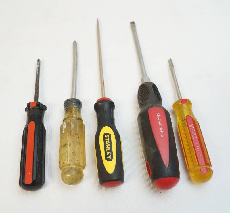 lot 5046 image: Screwdrivers-lot of five-some marked Craftsman and Master Mechanic-see pics for sizes and styles