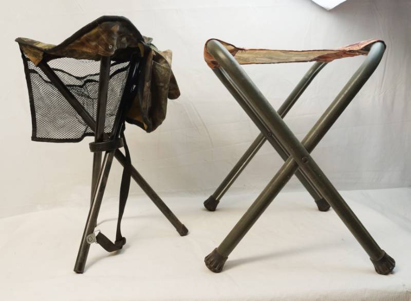 lot 6345 image: Two camo folding portable campinghunting stools-see pics for size