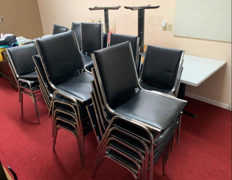 lot 2010 image: Lot of 5 tables and approx 36 restaurant chairs w table decorations
