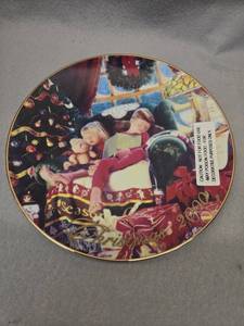 lot 475 image: Avon 2000 Christmas Dreams Collector Plate by Mike Wimmer
