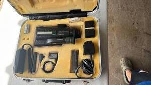 lot 10 image: Sony Handycam 8mm Video Camera Complete Kit with Case