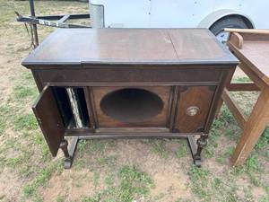 lot 119 image: 1920��s Brunswick Record Player Console Cabinet with Vinyl Records