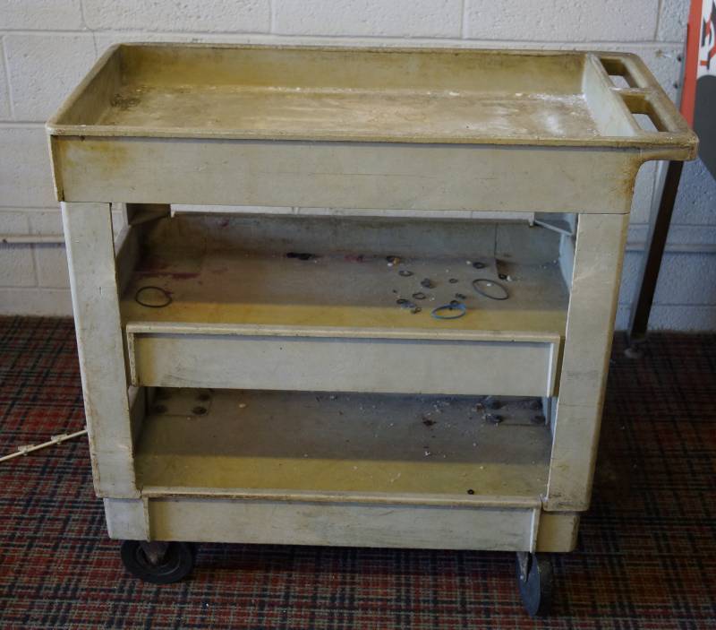 lot 1001 image: Rubbermaid Restaurant Bus Cart