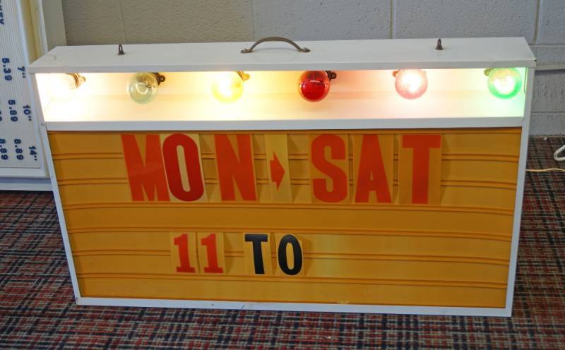 lot 1010 image: Vintage Marquee Portable Box Sign - with Blinking Attract Lights and Box of Letters - VIDEO