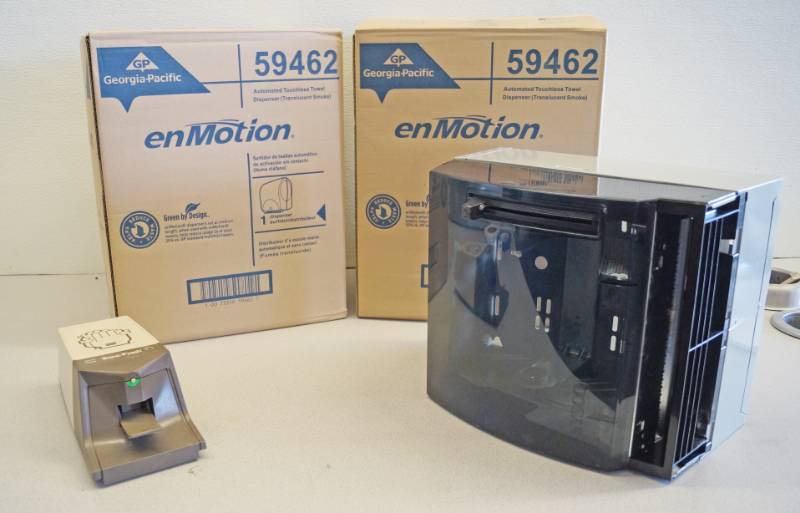 lot 1043 image: 4 Item Lot - 2 Brand New enMotion Paper Towel Dispenser - One Manual and a Soap Dispenser