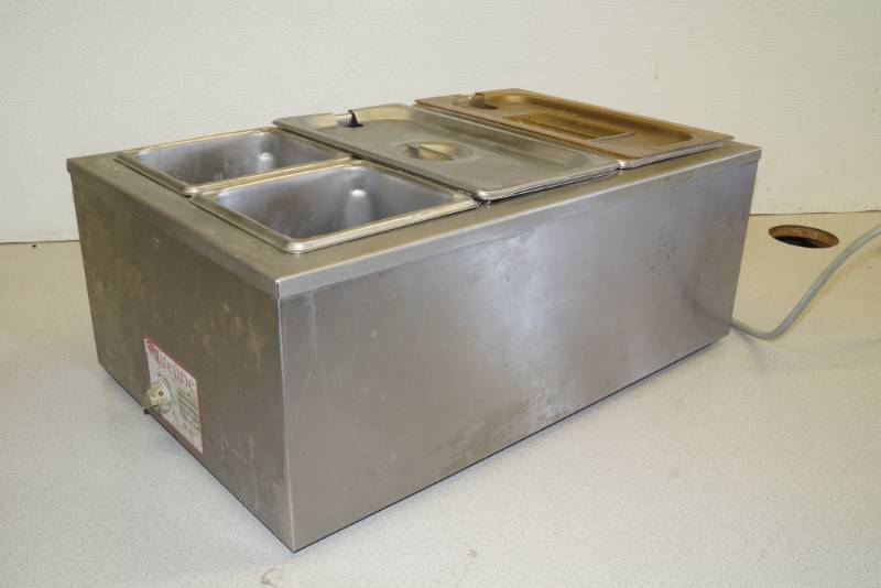 lot 1051 image: Wells Lite Line Food Warmer with Pans - Gets Hot