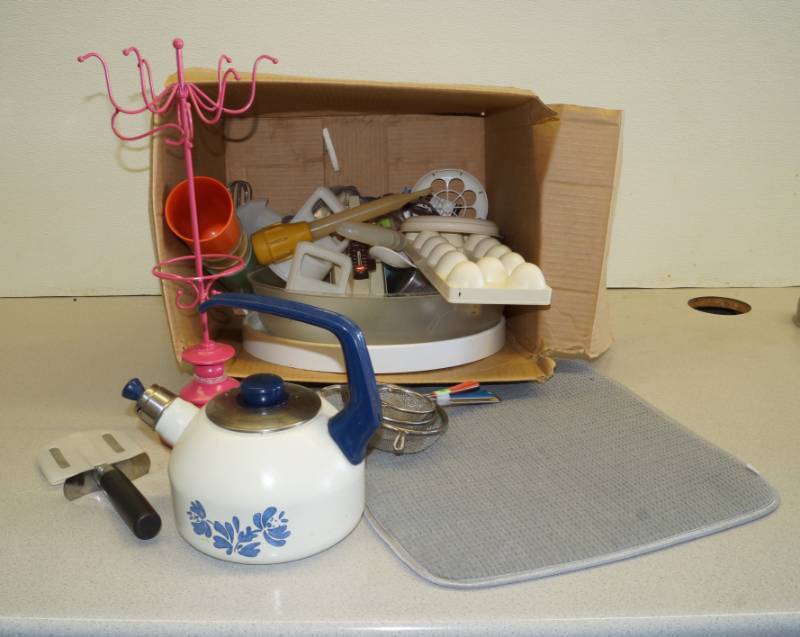 lot 1059 image: Misc Kitchen Items and Jewelry Rack