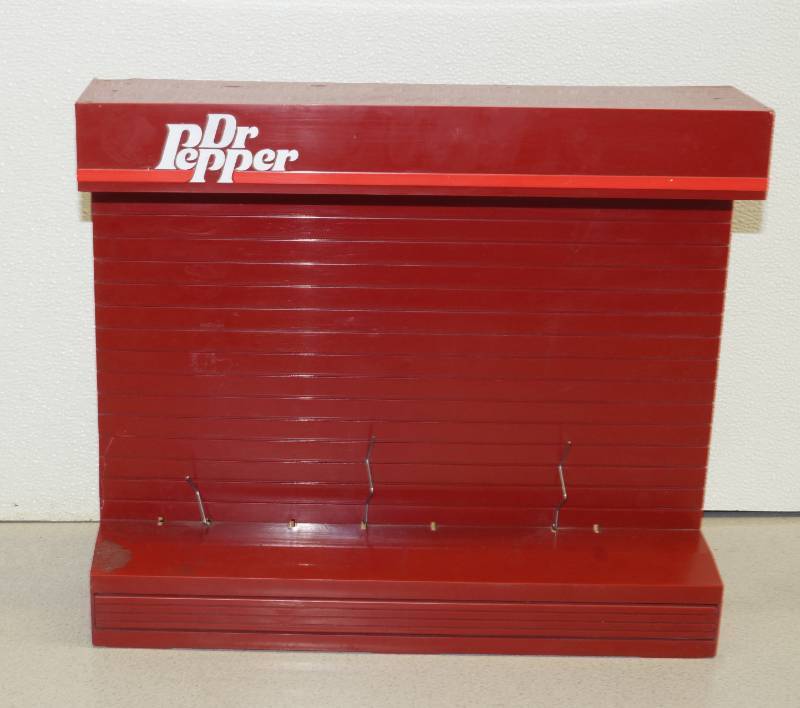 lot 1061 image: Dr Pepper Cup Size Display Board