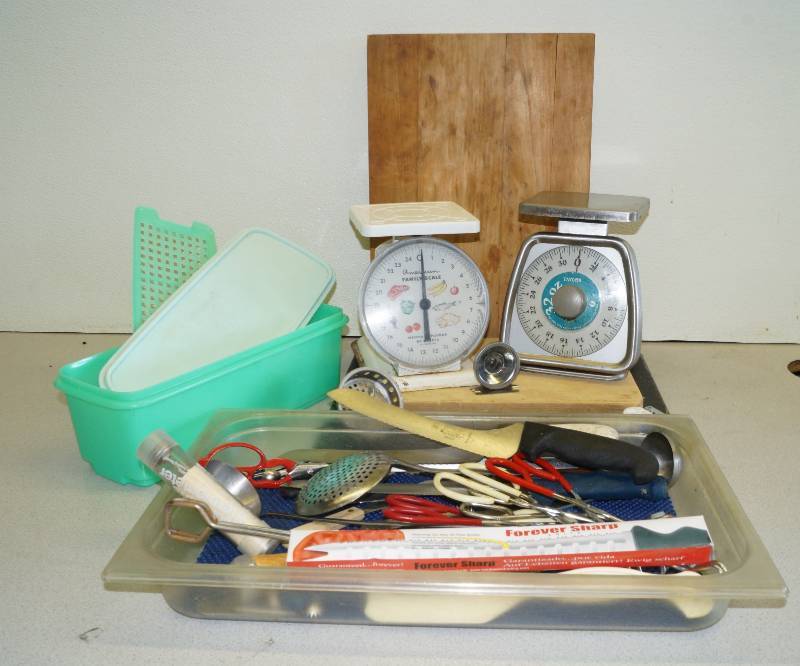 lot 1075 image: Misc. Kitchen Lot with Portion Scales