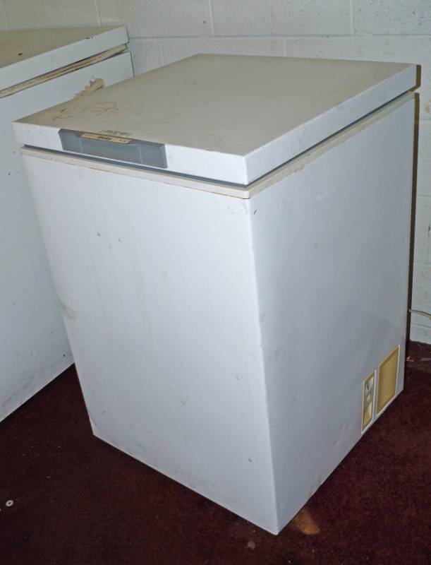lot 1077 image: Small Chest Freezer