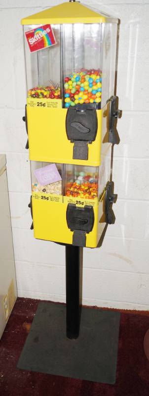 lot 1083 image: Rotating Commercial Coin Operated Candy Machine - No Key