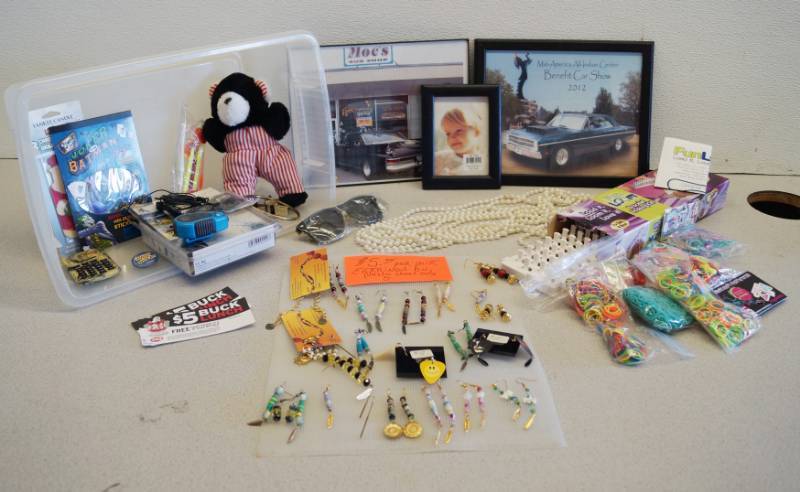 lot 1085 image: Big Lot - Jewelry - Crafts and Misc
